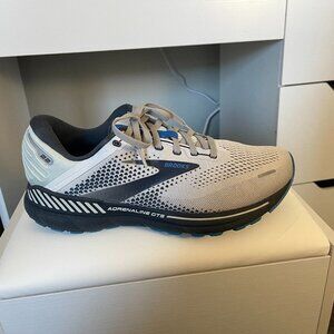 Womens brooks size 10.5 brand new